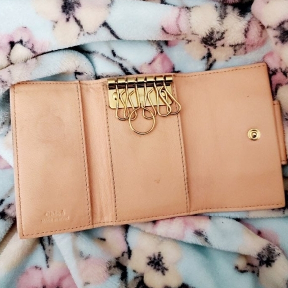 Chloe blush bow keyholder - Picture 3 of 5